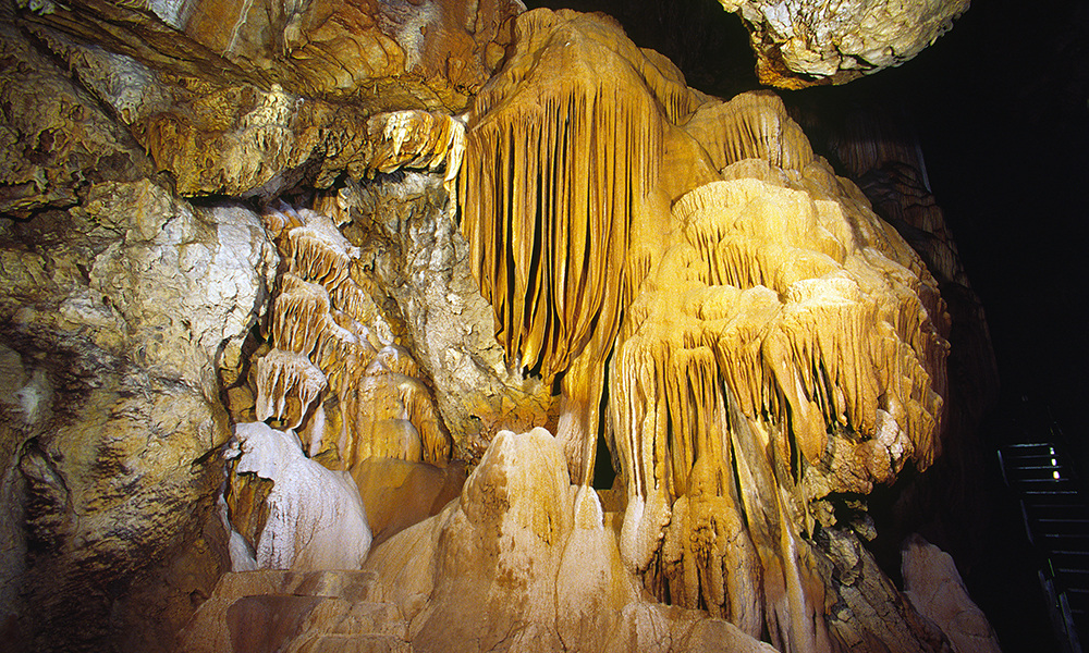 Cave og the Lakes